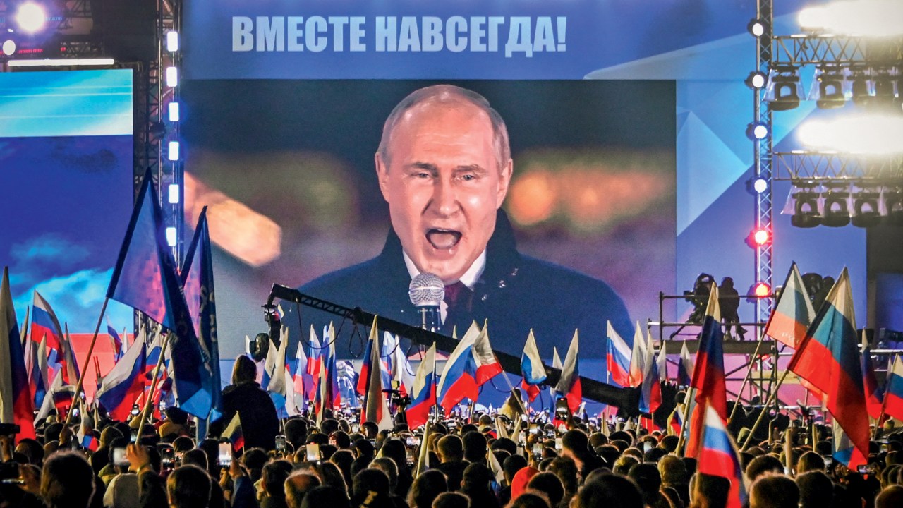 O GRANDE IRMÃO - Putin discursa em telão na Praça Vermelha: medidas de impacto se revelam cheias de inconsistências -