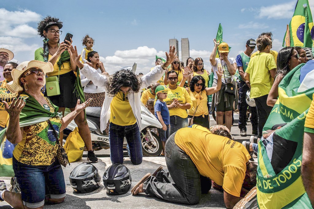 ACIMA DE TUDO - Bolsonaristas oram por seu candidato: a religião evangélica avaliza e ecoa a voz do conservadorismo -