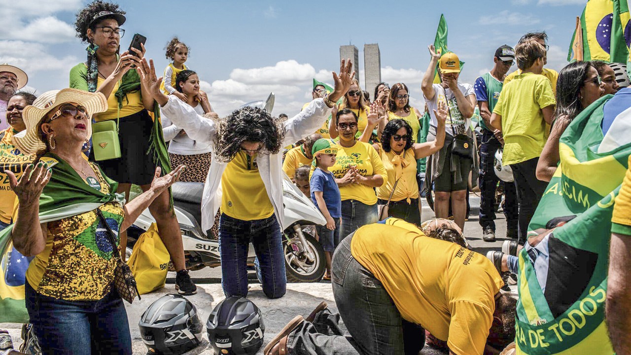 ACIMA DE TUDO - Bolsonaristas oram por seu candidato: a religião evangélica avaliza e ecoa a voz do conservadorismo -