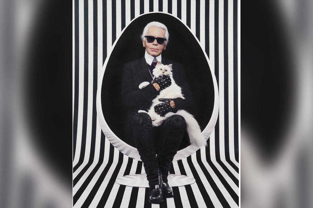 GÊNIO - Excêntrico: Lagerfeld (na foto com a gata Choupette) salvou a Chanel -