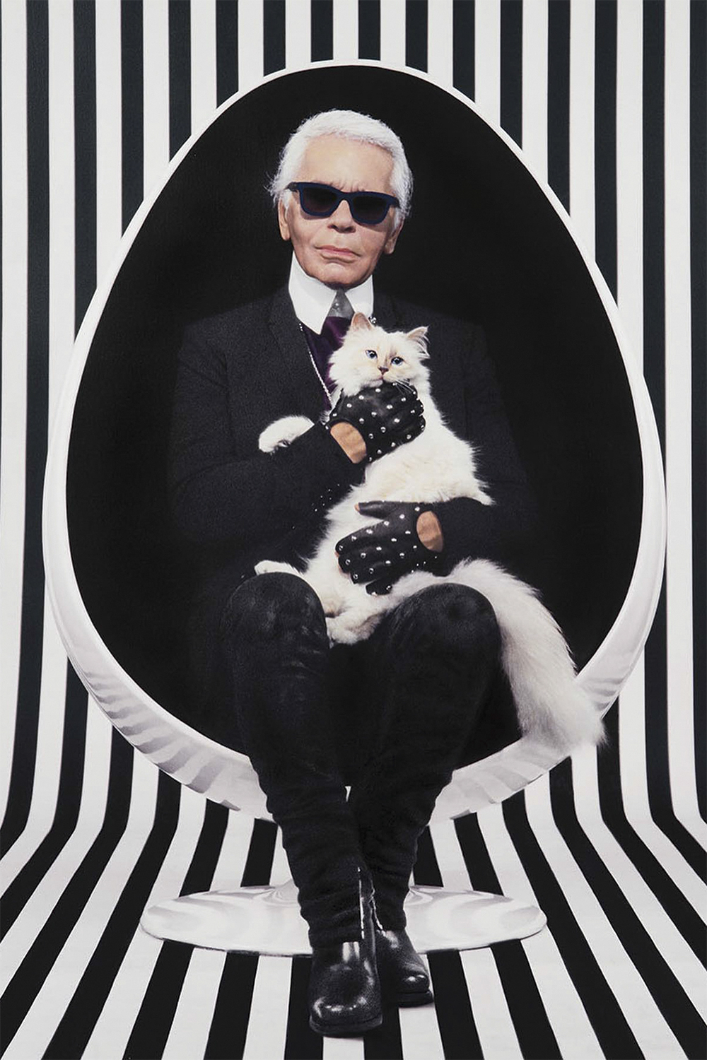 GÊNIO - Excêntrico: Lagerfeld (na foto com a gata Choupette) salvou a Chanel -