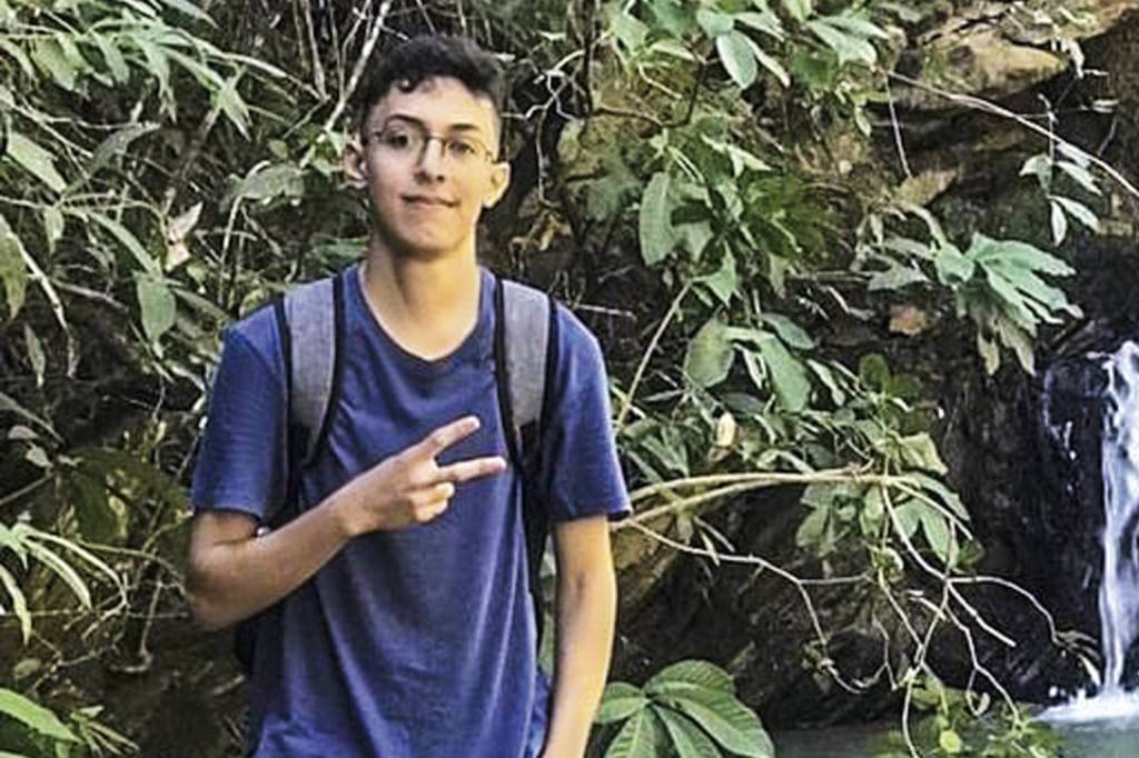 ALLAN-PERSONAGEM-1-copy.jpg EM MEIO AO FOGO CRUZADO - Aos 21 anos, Allan Cordeiro, estagiário em uma fábrica na mineira Sete Lagoas, tem dificuldade de garimpar informações confiáveis nas redes para definir o voto. “No meio dessa guerra virtual a que estamos assistindo, fica complicado”, desabafa -