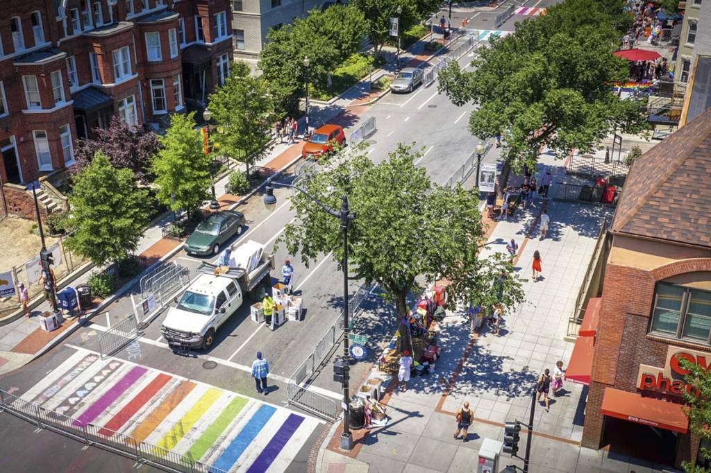 DIVERSIDADE - Washington: a faixa colorida homenageou a comunidade LGBTQIA+ -