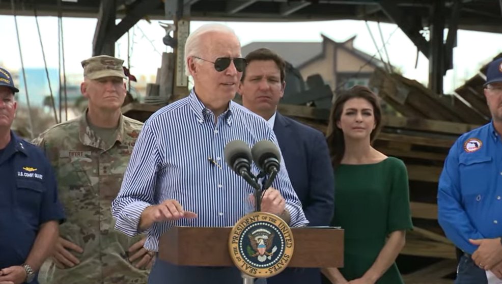 O presidente dos Estados Unidos, Joe Biden, em entrevista coletiva, em cidade atingida pelo furacão Ian, na Flórida. 05/10/2022