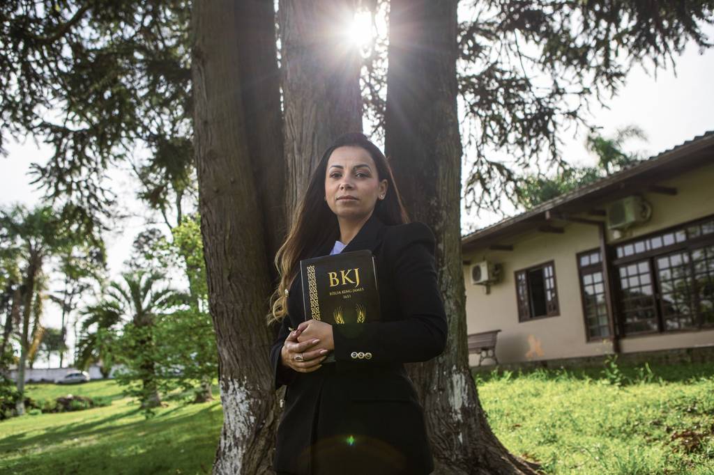 UM VOTO DE FÉ - Aos 42 anos, Eliane Hauer, estudante de teologia e evangélica, nunca deu bola para política, até que viu avançar uma agenda progressista, que ela repudia. “Se dormirmos no ponto, os banheiros serão unissex e vão ficar abordando sexo nas escolas”, teme. -