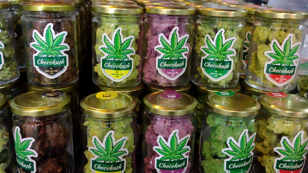 Produzidos no Brasil, bombons imitam flores de cannabis
