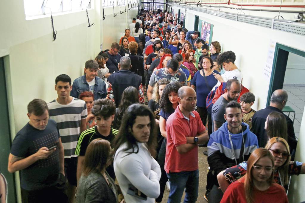 DESESTÍMULO - Fila para votar no primeiro turno em São Paulo: a possibilidade de alta abstenção no dia 30 preocupa -