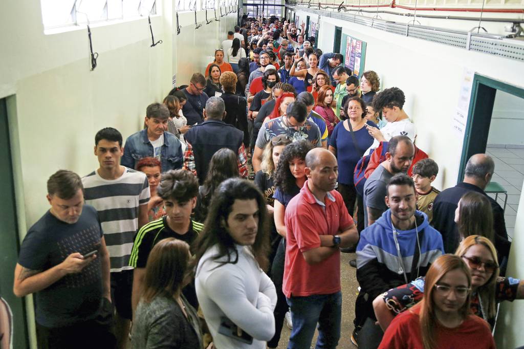 ELEICAO-VOTACAO-FILA-2022-09.jpg DESESTÍMULO - Fila para votar no primeiro turno em São Paulo: a possibilidade de alta abstenção no dia 30 preocupa -