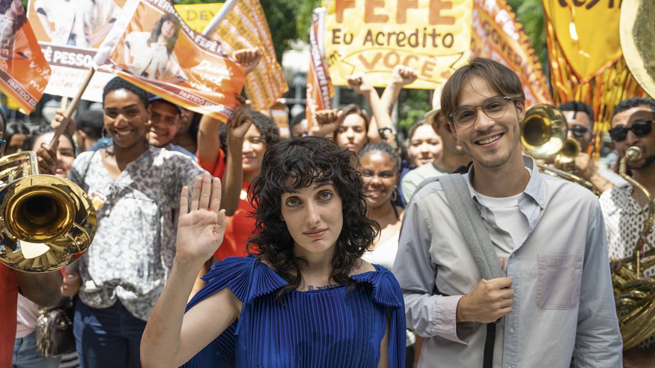 POLÍTICA - Clarice Falcão como Fefê: influenciadora digital eleita sem nem saber o que faz um governador -