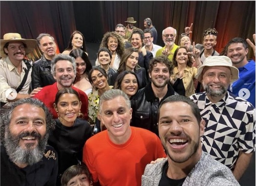 Os gestos políticos no fundo da foto -