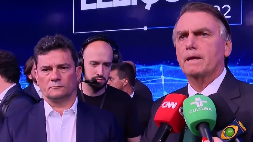 O senador eleito Sergio Moro (União Brasil-PR) e o presidente Jair Bolsonaro, durante entrevista após o debate da Band, neste domingo