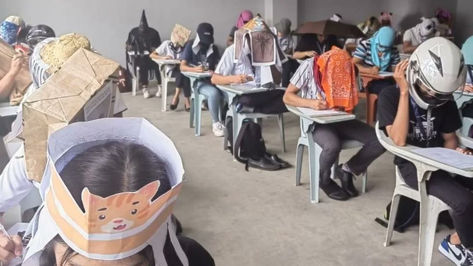 Chapéus de exame 'anti-trapaça' dos estudantes se tornam virais.Os alunos foram solicitados a inovar em toucas que bloqueassem sua capacidade de ver os papéis de resposta de seus colegas, em Legazpi, nas Filipinas.