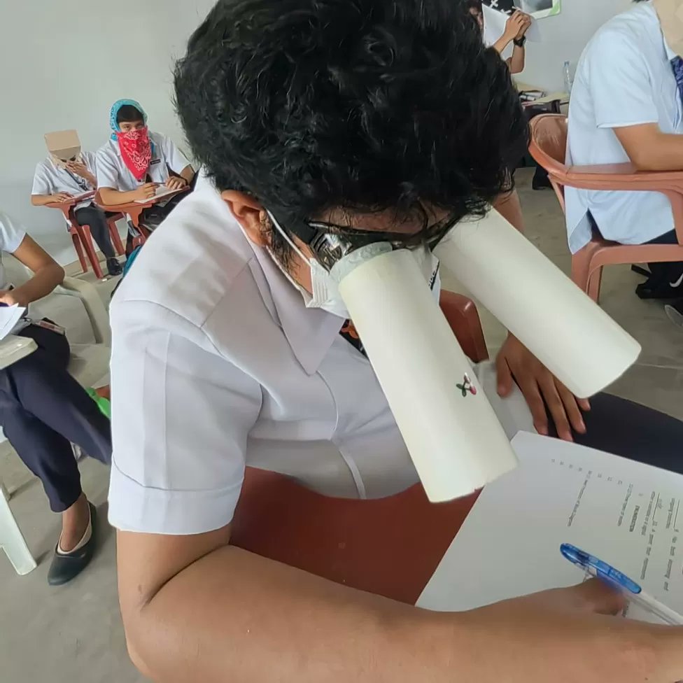 Estudante fez óculos de papel para não colar nas provas em Legazpi, nas Filipinas.