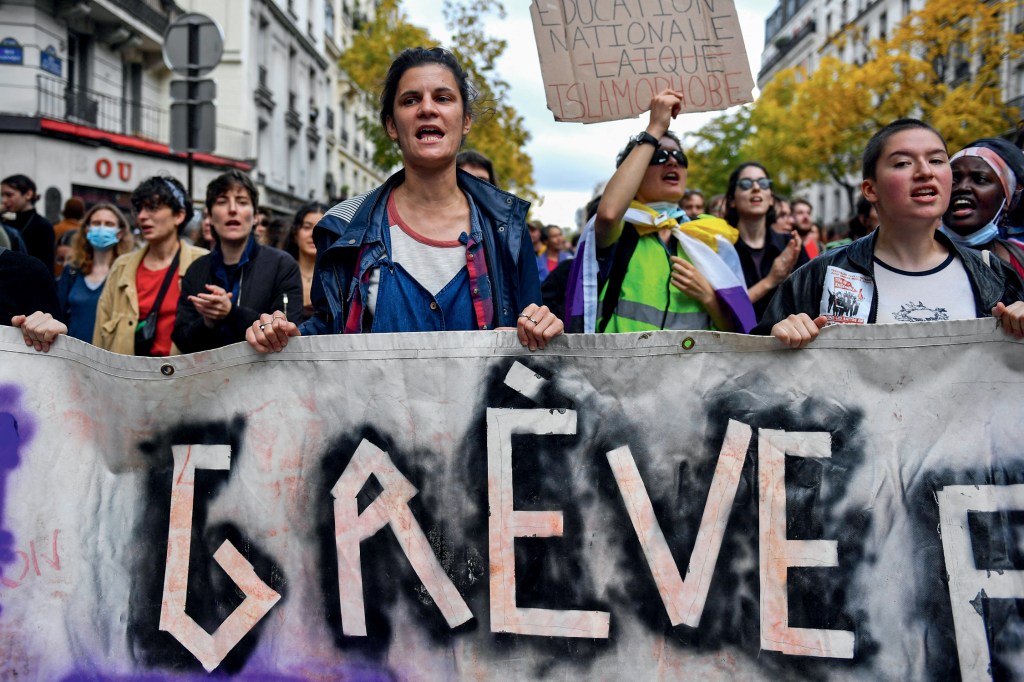 ÀS RUAS, CIDADÃOS - Passeata de grevistas na França: insatisfação popular no país das manifestações -