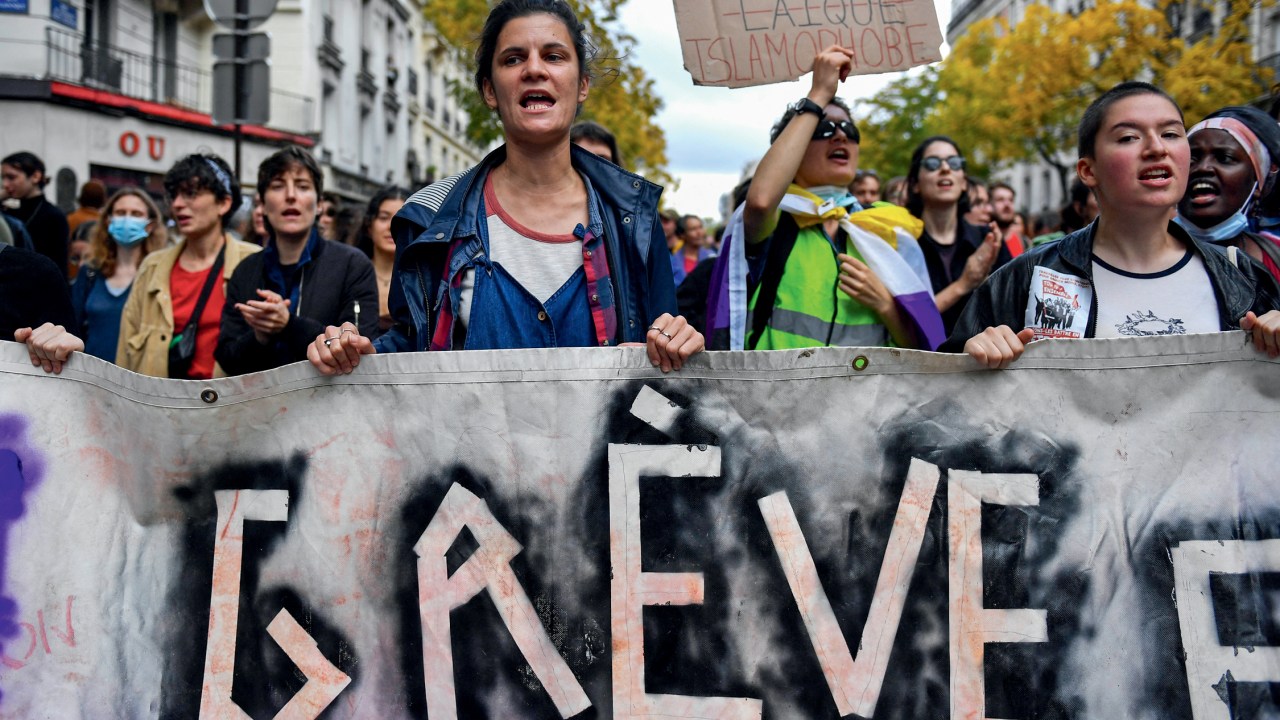ÀS RUAS, CIDADÃOS - Passeata de grevistas na França: insatisfação popular no país das manifestações -