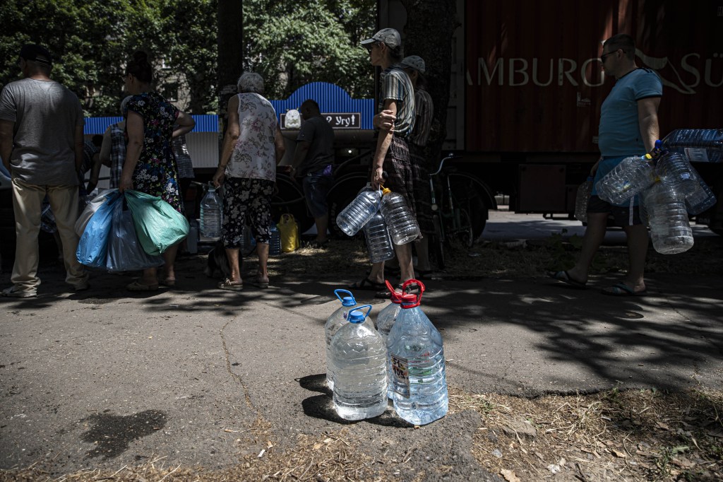 MYKOLAIV, UKRAINE - JULY 05: Residents of Mykolaiv fill thier cans with water after Russian forces hit water pipes as Russia-Ukraine war continues in Mykolaiv, Ukraine on July 05, 2022. (Photo by Metin Aktas/Anadolu Agency via Getty Images)