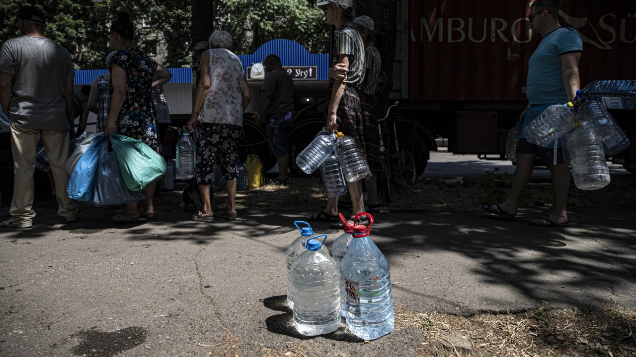 MYKOLAIV, UKRAINE - JULY 05: Residents of Mykolaiv fill thier cans with water after Russian forces hit water pipes as Russia-Ukraine war continues in Mykolaiv, Ukraine on July 05, 2022. (Photo by Metin Aktas/Anadolu Agency via Getty Images)