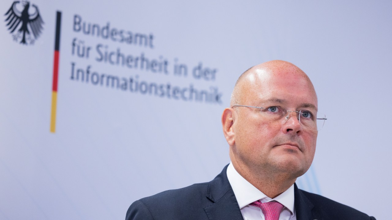 08 de agosto de 2022, Renânia do Norte-Vestfália, Bonn: Arne Schönbohm, presidente do Escritório Federal Alemão de Segurança da Informação (BSI), em frente a um escrito durante uma visita do Ministro do Interior alemão.