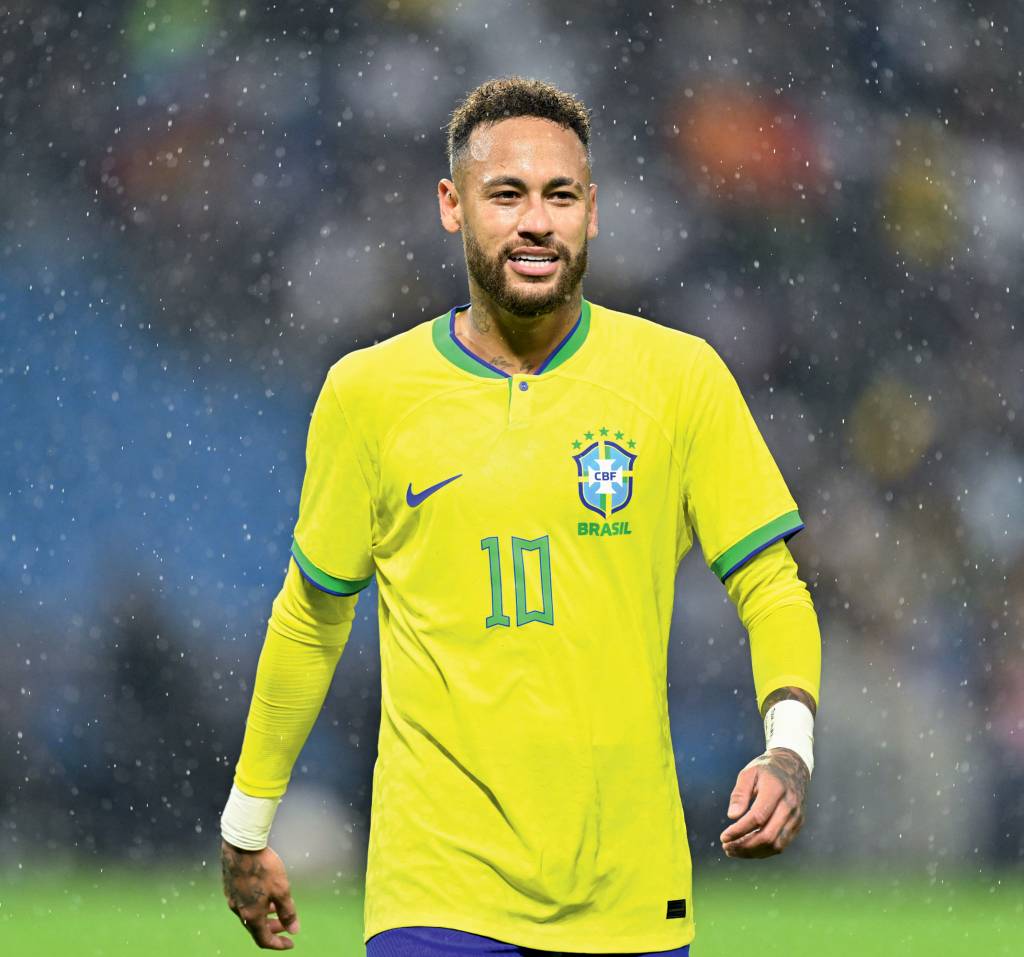 EM CAMPO - O craque Neymar com a nova amarelinha: alta demanda -
