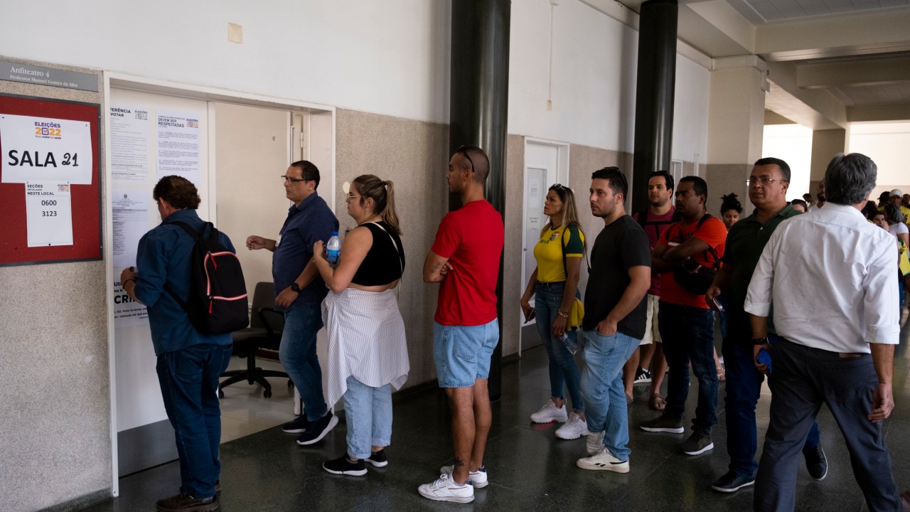 Brasileiros fazem fila para votar na Faculdade de Direito de Lisboa, em Portugal: a procura foi tanta que o horário teve que ser estendido até às 20h local
