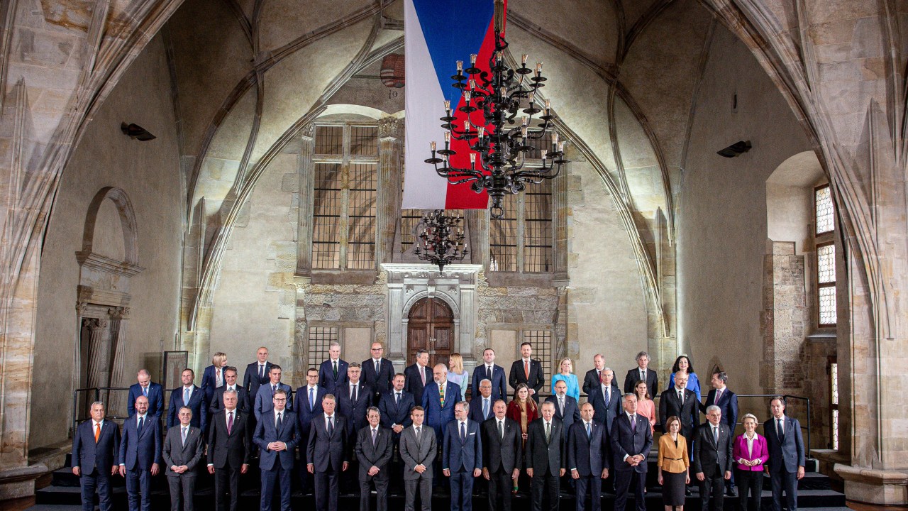 PRAGA, REPÚBLICA TCHECA - 6 DE OUTUBRO: Líderes de países se reúnem para uma foto de família na primeira reunião da Comunidade Política Europeia (EPC) em Praga, República Tcheca, em 6 de outubro de 2022.