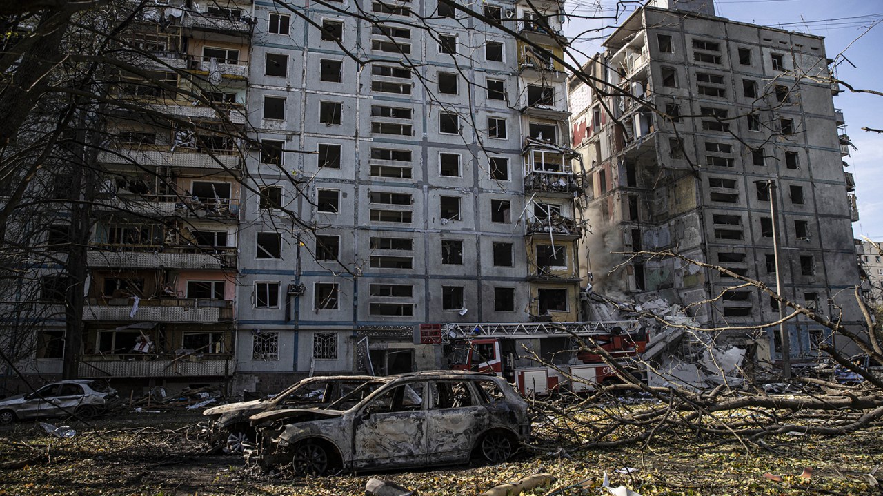 Prédios residenciais na cidade de Zaporizhzhia, na Ucrânia, sofreu ataque russo em 9 de outubro -