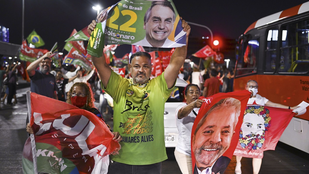 ALTA PRESSÃO - Bolsonaristas e petistas em campanha: luta ferrenha para conquistar quem ainda não decidiu o voto -