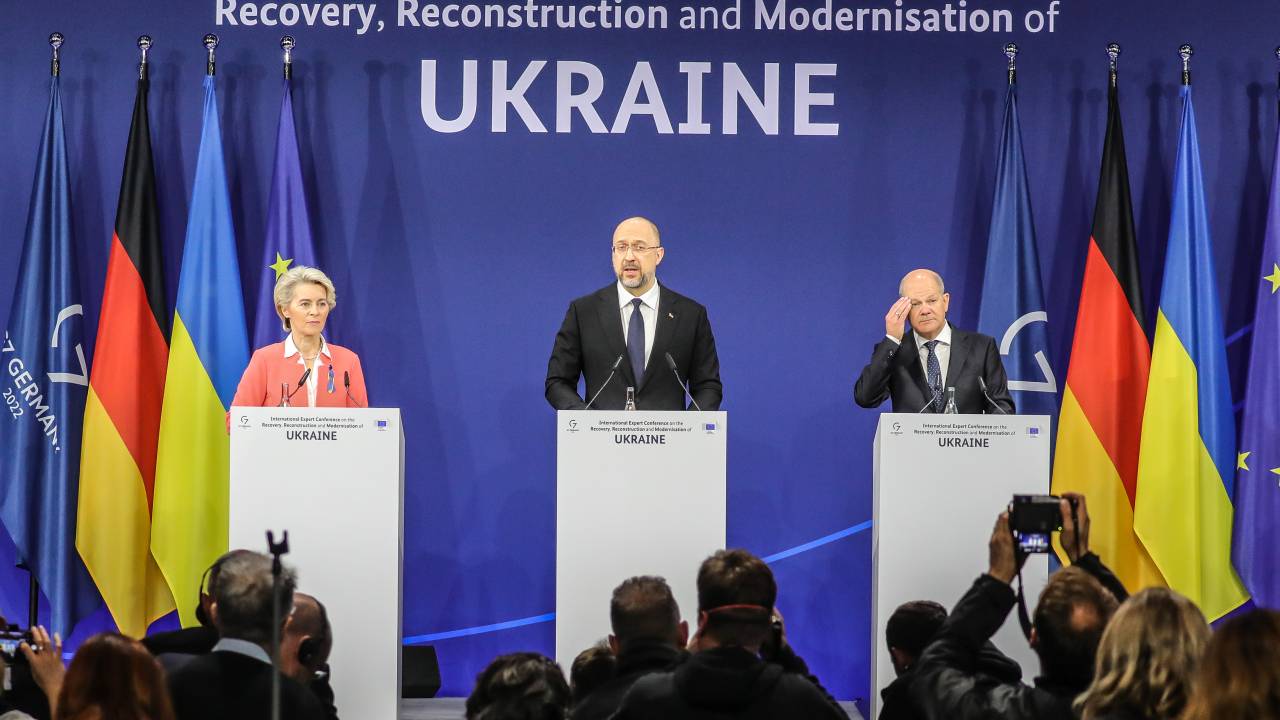 BERLIM, ALEMANHA - 25 DE OUTUBRO: (L-R) Presidente da Comissão Europeia Ursula von der Leyen, primeiro-ministro da Ucrânia Denys Shmyhal e chanceler alemão Olaf Scholz participam de uma conferência de imprensa durante uma conferência internacional de especialistas para reconstrução na Ucrânia em 25 de outubro de 2022 em Berlim, Alemanha. O governo alemão está sediando a conferência que está reunindo líderes políticos e financeiros mundiais para estabelecer as bases agora para o eventual esforço de reconstrução pós-guerra da Ucrânia. (Foto de Omer Messinger/Getty Images)