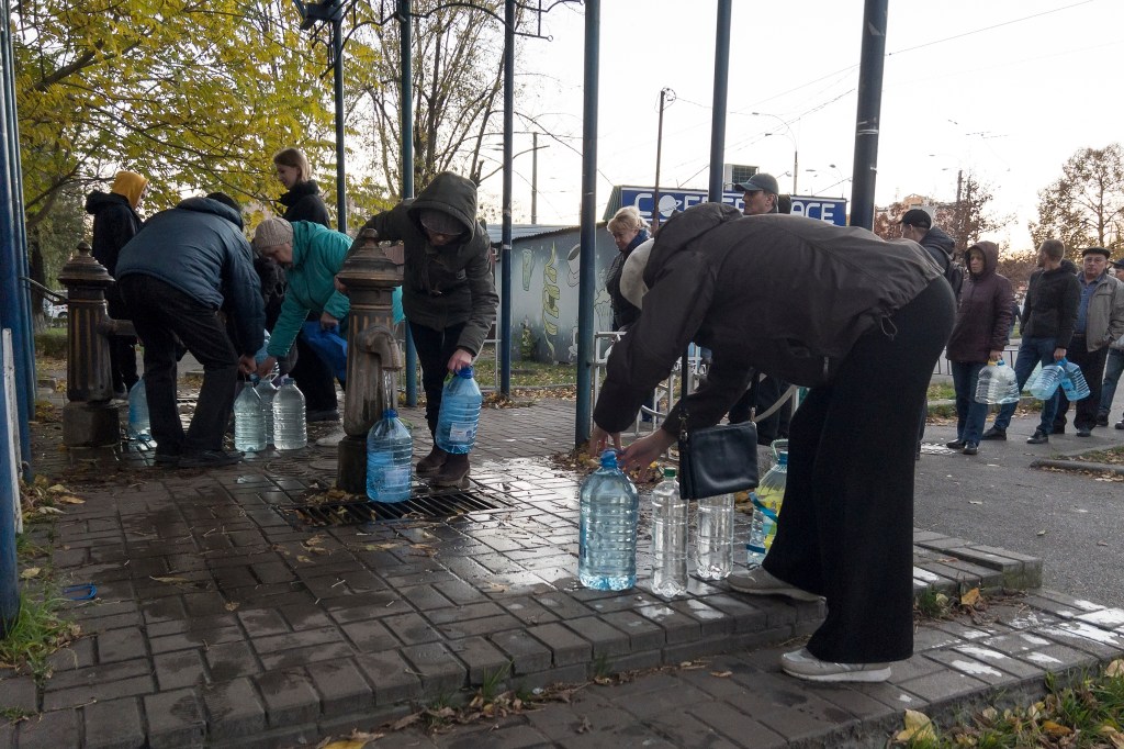 Cerca de 80% dos moradores de Kyiv ficaram sem abastecimento de água após um ataque de mísseis russos à infraestrutura de energia ucraniana. 31/10/2022 (Photo by Maxym Marusenko/NurPhoto via Getty Images)