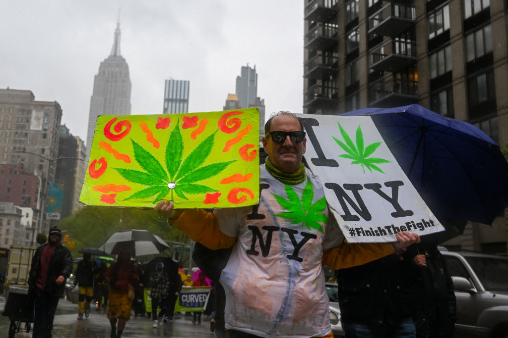 Manifestante participa de marcha celebrando um ano da legalização do consumo de maconha em Nova York -