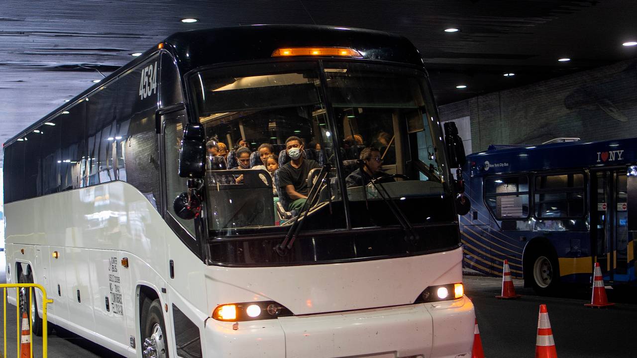 NOVA YORK, NOVA YORK - 25 DE SETEMBRO: Ônibus de migrantes que foram detidos na fronteira do Texas continuam a chegar em Nova York, 25 de setembro de 2022, no terminal de ônibus Port Authority no centro da cidade de Nova York, Nova York. Com o sistema de abrigos da cidade cheio, os migrantes ainda estão recebendo uma recepção calorosa na chegada, mesmo quando o prefeito de Nova York, Adams, está considerando uma ação judicial contra o estado do Texas por continuar a enviar migrantes sem aviso prévio