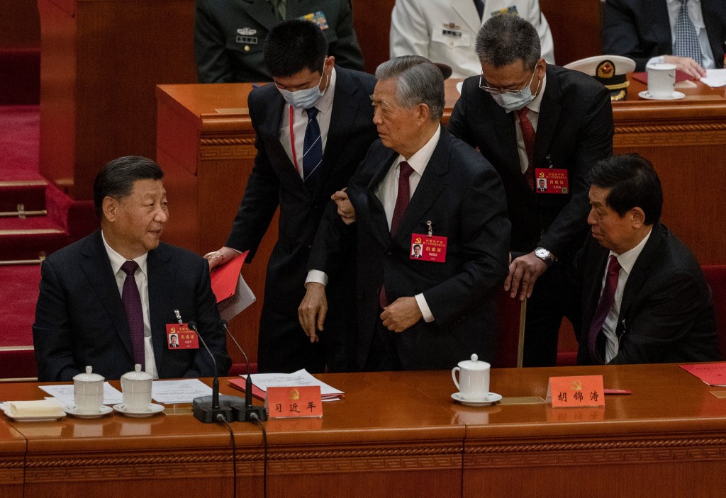 Ex-presidente Hu Jintao é retirado do Congresso do Partido Comunista da China