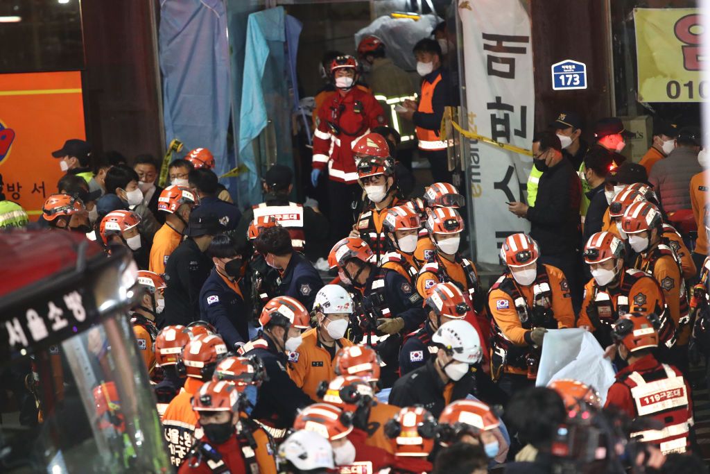 Mais de 400 profissionais de resgate foram mobilizados para atender as vítimas de uma festa de Halloween em Seul, na Coreia do Sul -