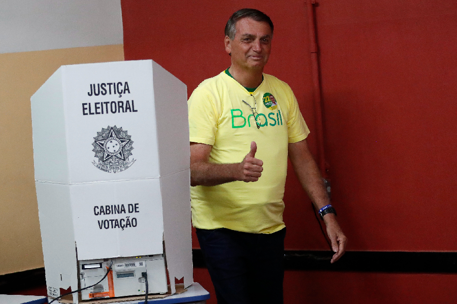 Bolsonaro vota e diz: “O Brasil vencerá hoje”