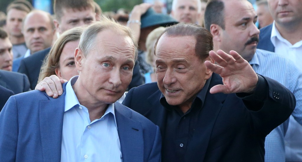 YALTA, CRIMEIA - 11 DE SETEMBRO: O presidente russo Vladimir Putin (L) e o ex-primeiro-ministro italiano Silvio Berlusconi (R) são vistos durante uma caminhada conjunta nas ruas em 11 de setembro de 2015 em Yalta, Crimeia, presidente russo Vladimir Putin e Silvio Berlusconi estão fazendo uma viagem conjunta à Crimeia, território disputado entre Ucrânia e Rússia, anexado em março de 2014.