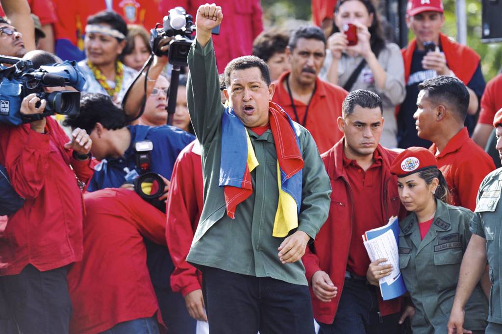 ESQUERDA - Chávez: o então ditador venezuelano aumentou de vinte para 32 o número de juízes da Suprema Corte -