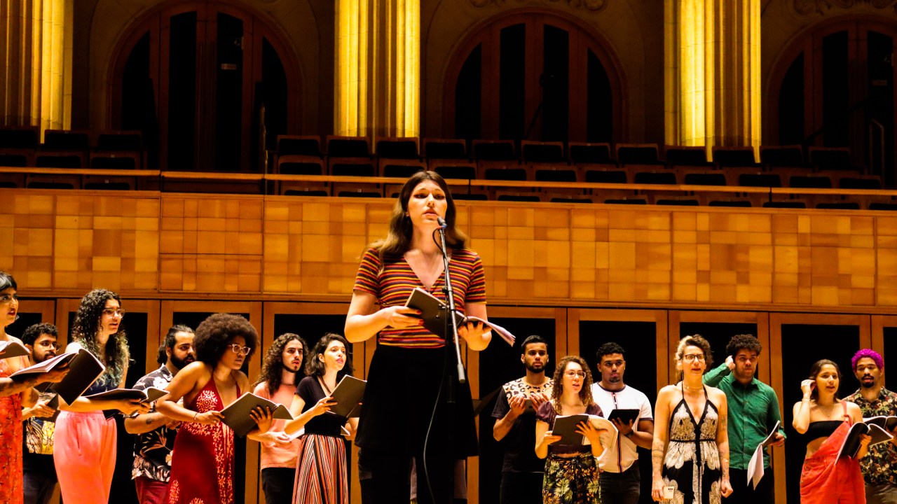 Ariel Bernardi, 22, a primeira pessoa trans a cantar um solo na Sala São Paulo.