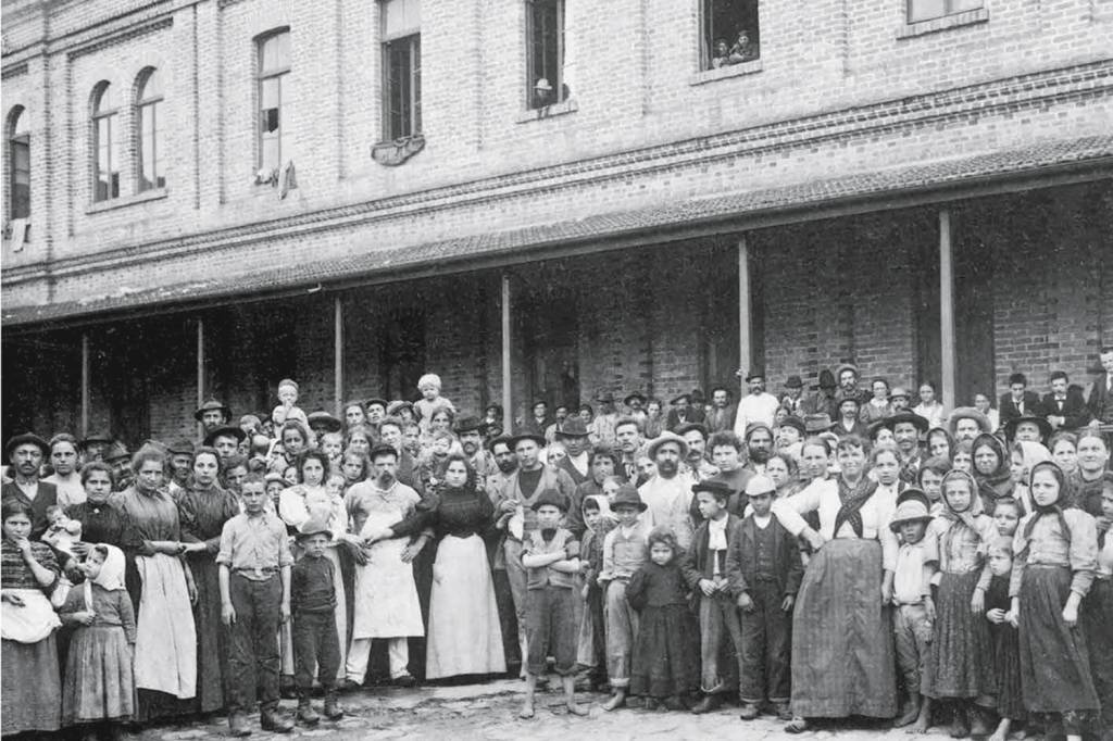 AMÉRICA - Chegada à terra nova: italianos na hospedaria do Brás, em 1890 -