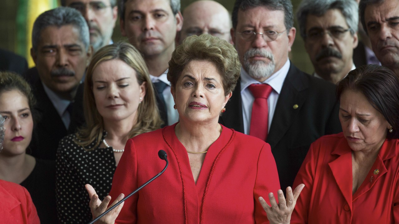 TRADIÇÃO - Dilma cassada: só dois chefes do Executivo, desde 1989, receberam e repassaram faixa -