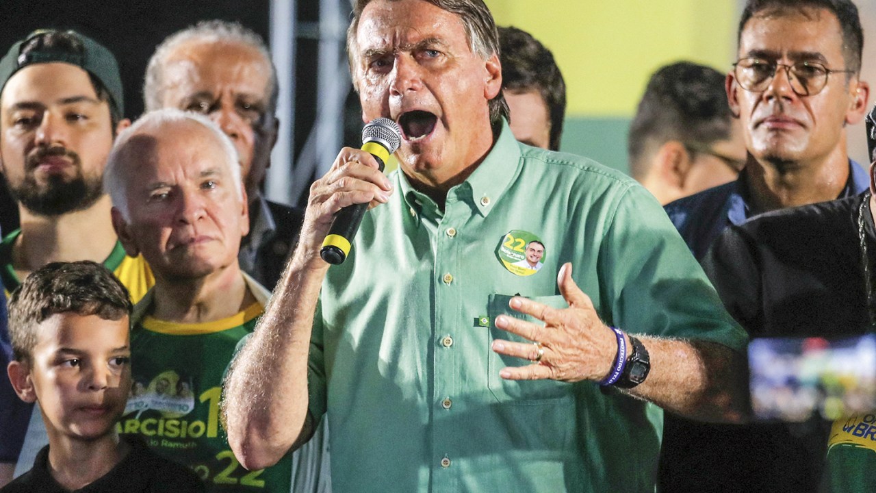 Mesmo impossibilitado de concorrer, Bolsonaro vive em clima de campanha