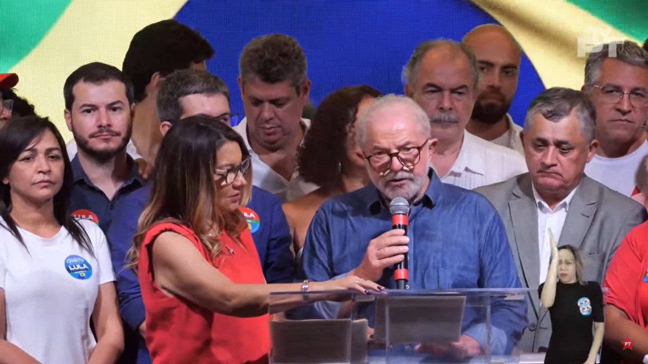 O presidente eleito Lula faz discurso em São Paulo