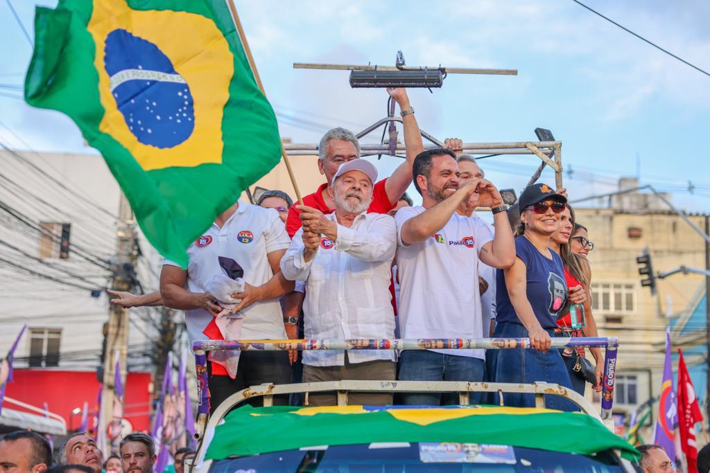 Lula faz ato público em Maceió ao lado do governador afastado de Alagoas, Paulo Dantas (MDB), seu candidato ao governo do estado