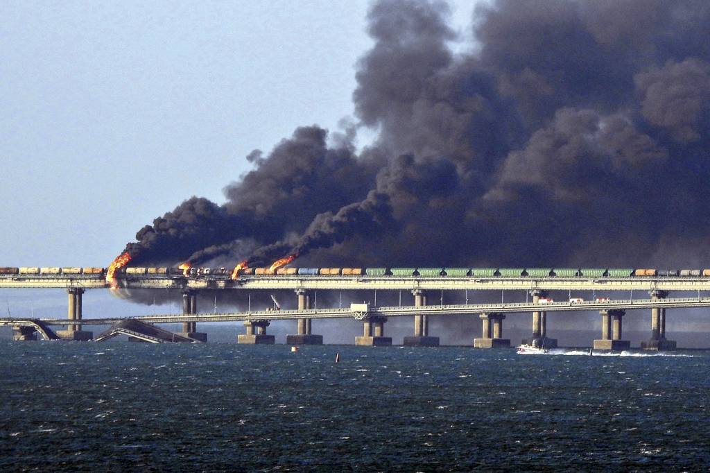 HUMILHAÇÃO - Explosão na ponte para a Crimeia: golpe no orgulho do Kremlin -