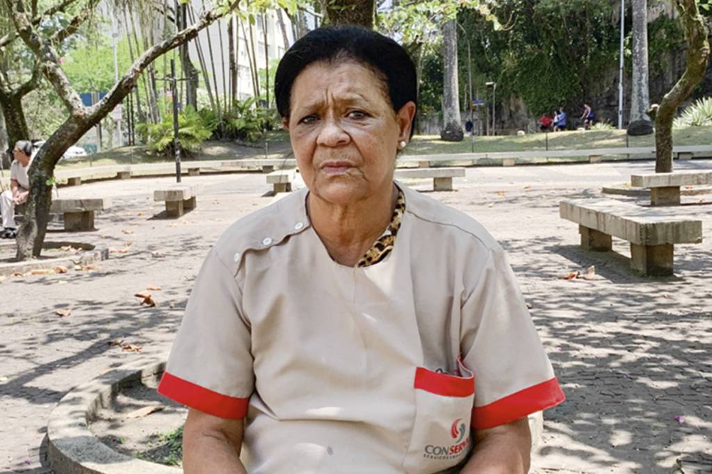 ROZELIR-PERSONAGEM-7.jpg DESEMPREGO, NÃO - A auxiliar de serviços gerais Rozelir Nascimento, 67 anos, do Rio, vive assombrada pelo medo de ficar desempregada. No primeiro turno, foi de Lula e, agora, pende para Bolsonaro. “Amigos falam que ele é o melhor para mudar a situação da gente”, diz -