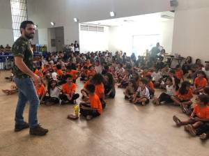 Ronaldo Barcelos distribui livros para crianças no norte do país -