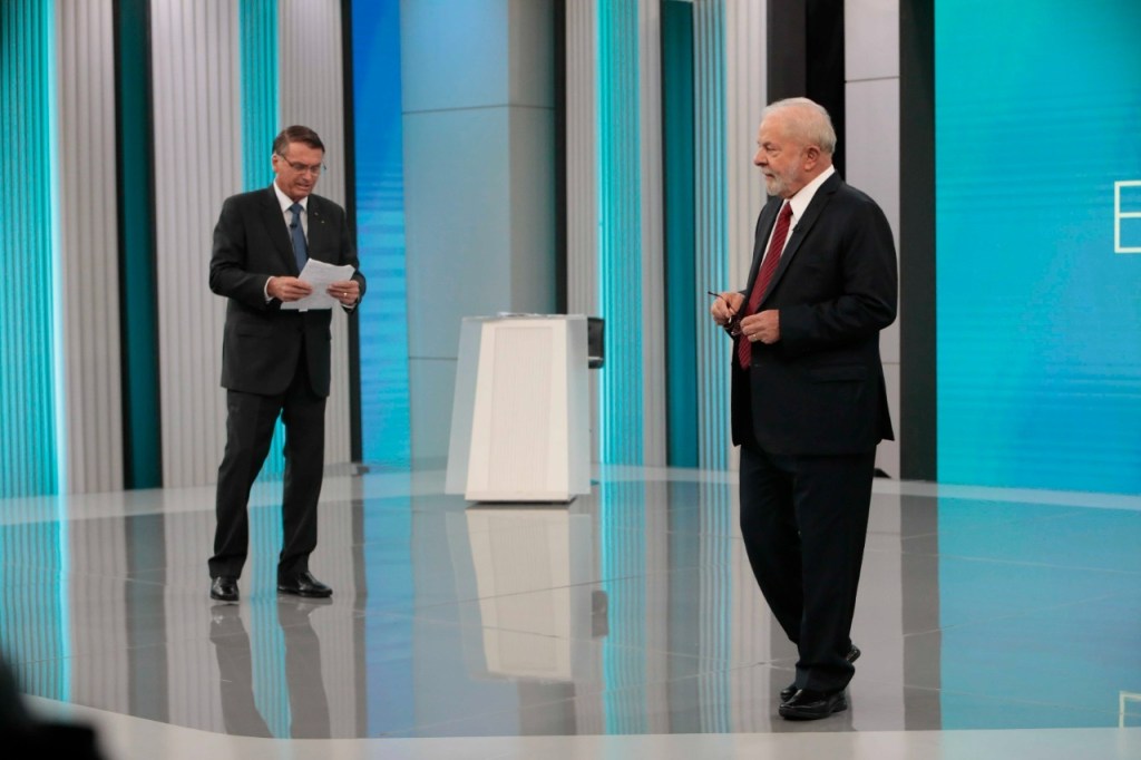 Os candidatos Jair Bolsonaro (PL) e Luiz Inácio Lula da Silva (PT) no debate da TV Globo