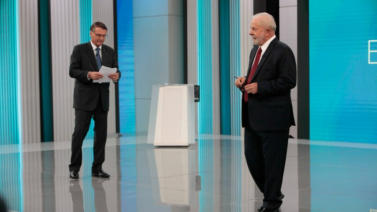 Os candidatos Jair Bolsonaro (PL) e Luiz Inácio Lula da Silva (PT) no debate da TV Globo