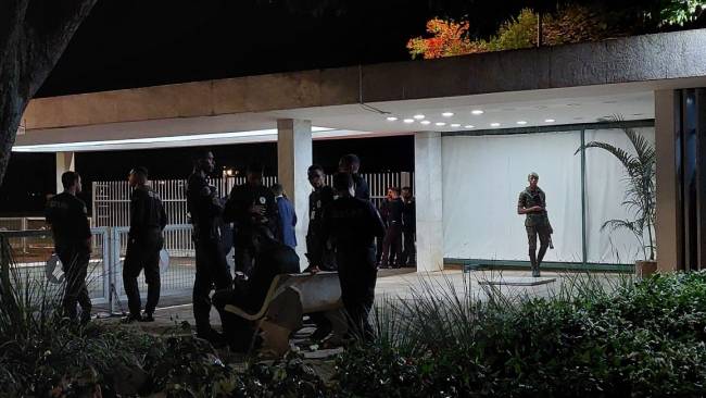 Entrada do Palácio da Alvorada, na noite deste domingo, 30, com seguranças do GSI