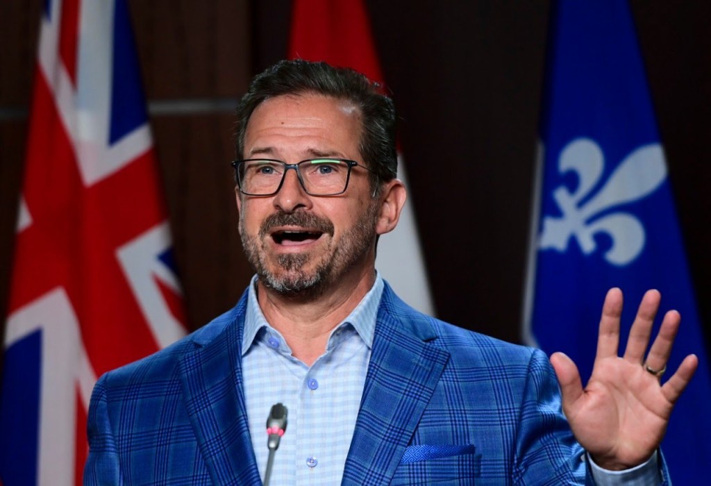 Líder do partido separatista do Quebec, Yves-François Blanchet, afirma que fidelidade a um soberano estrangeiro é ultrapassada e cara.