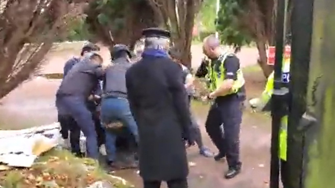 Imagem de vídeo gravado pela BBC mostra grupo de supostos funcionários do consulado chinês em Manchester agredindo manifestante anti-Xi Jinping - 16/10/2022
